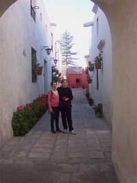 Sophie et Sarah dans une ruelle blanche du couvent