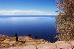 En face de notre chambre d'hôte, la côte bolivienne du lac Titicaca