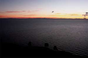 Avant le lever du soleil, les petites vagues sur le lac Titicaca me faisaient penser à une mer de nuage