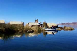 De nombreuses îles flottantes sont éparpillées au milieu de la baie ; nous visiterons celle-ci...