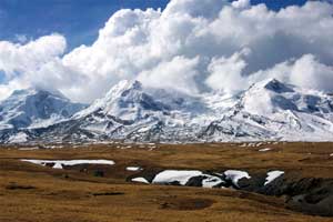 Glaciers et cimes enneigées nous accompagneront désormais jusqu'au lac de Ceascana