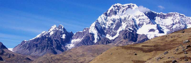 C'est maintenant que la vue sur l'Ausangate est la plus spectaculaire ; tout à gauche, le col de Jampa