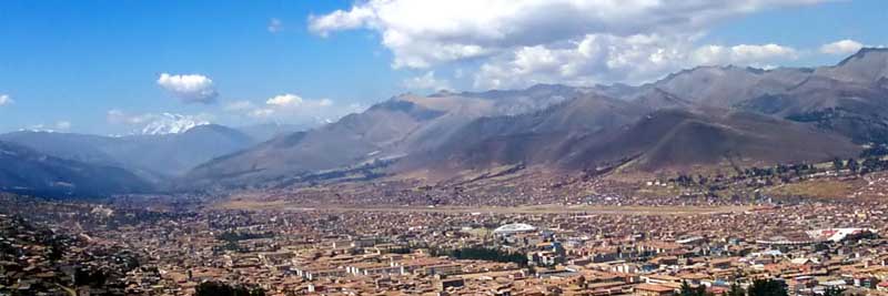 Depuis les collines au Nord de Cusco, on admire à nouveau l'Ausangate à une centaine de km, voici également l'aéroport